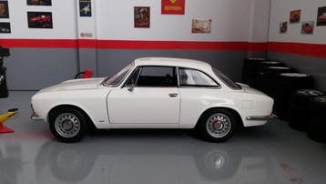 Autoart 1:18 - Voiture miniature - Alfa Romeo GT 1750 - La, Nieuw