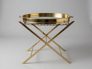 Table - Une table à plateau de majordome en laiton poli et