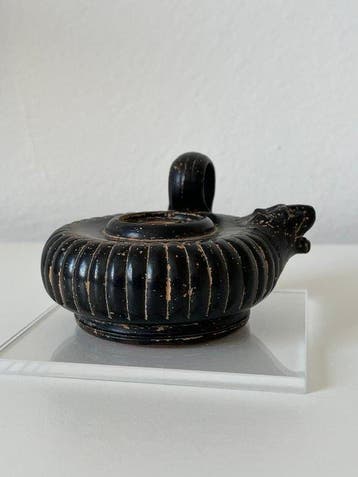 Oud-Grieks, Magna Graecia Terracotta Guttus met plastische