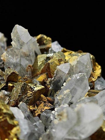 Glanzende goudkleurige koperspyriet met kwarts, Roemenië