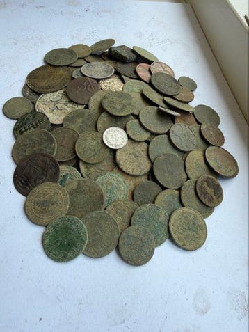 Wereld. Lot bevinden zich circa 130 munten van diverse