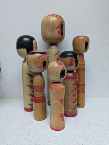 Een schitterende set vintage Kokeshi in verschillende, Antiek en Kunst