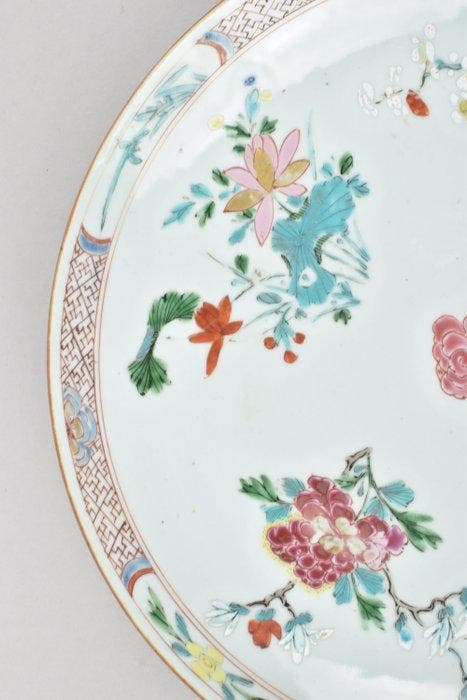 Onderbord - Een Chinese Famille Rose chargerplaat versierd, Antiquités & Art, Antiquités | Autres Antiquités
