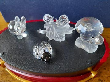 Swarovski - Figurine - Slakjes op blad ,haasje