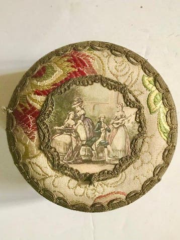 Boite ancienne en tissus tapisserie Napoléon III, armé d’une
