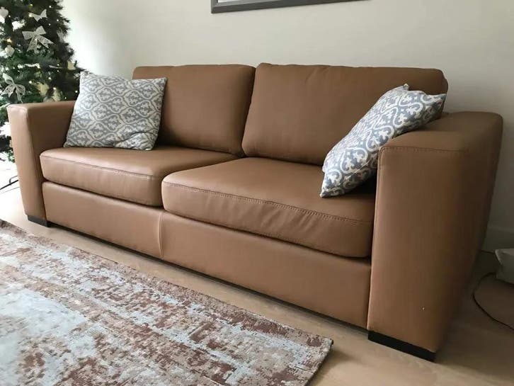 3-zits bank met houten poten - bruin leer, Antiek en Kunst, Antiek | Meubels | Stoelen en Sofa's, Ophalen of Verzenden