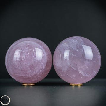 Zachte rozenkwarts bolletjesduo – Zachte elegantie uit