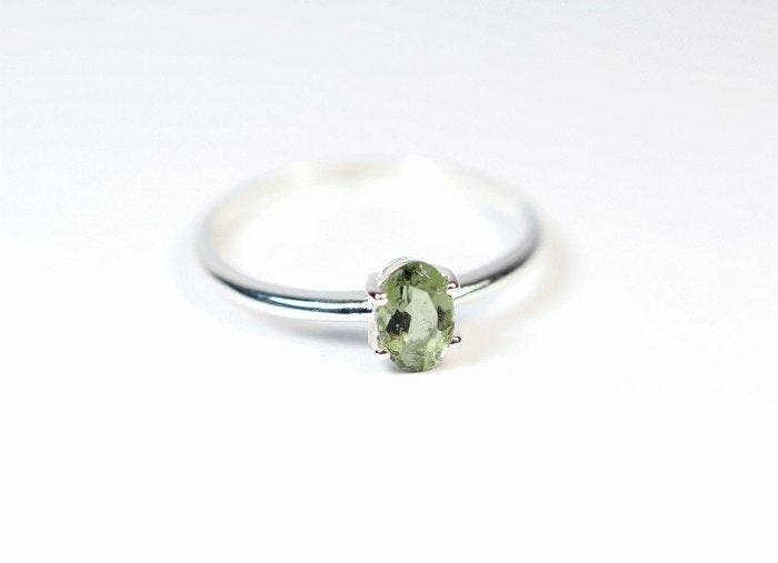 ring Moldaviet / facetgeslepen / nieuw - 1.22 g - (1), Verzamelen, Mineralen en Fossielen