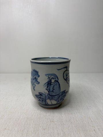Mino-yaki bleu et blanc, tasse à thé (yunomi) – figure