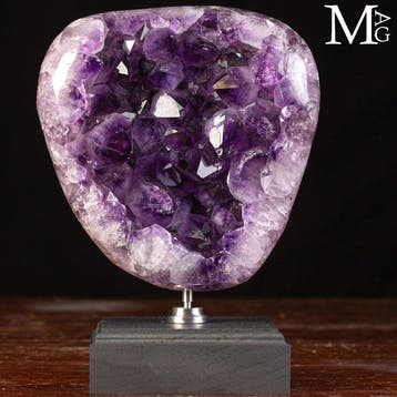 Groter en Dieppaars Crystal - Amethistcluster op houten voet, Verzamelen