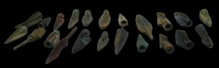 IJzertijd collectie van oude bronzen pijlpunten (Zonder, Antiek en Kunst, Antiek | Overige Antiek