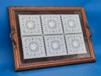 Antikes Tablett – Holzrahmen mit Spitzen-Einlage unter Glas