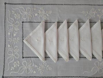 Tovaglia ricamata a mano in misto lino 12 posti tablecloth
