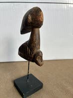 Afrikaanse houten sculptuur die een gestileerde antilope