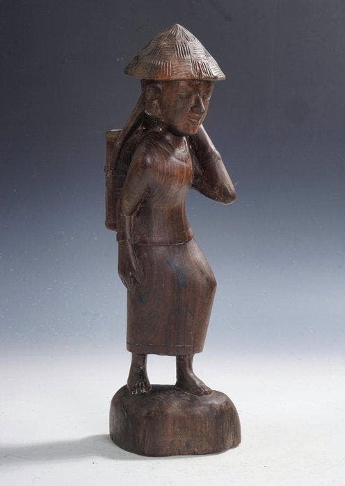 Indonesie • Balinese sculptuur van een vrouw in sarong •, Antiquités & Art, Art | Objets design