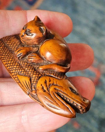 BOXWOOD KAT DIE ZICH TEGOED DOET AAN EEN ZALM - Hout,