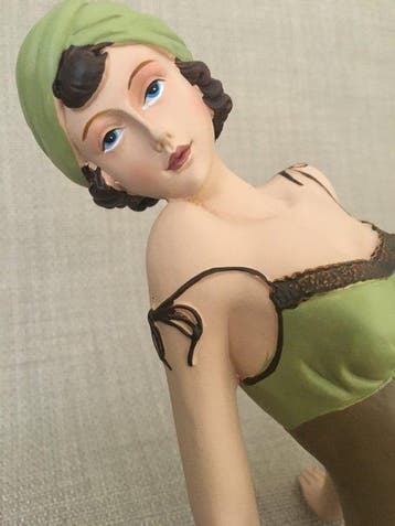 Beeldje, SITTING LADY IN NEGLIGÉ - 33 cm - Hars
