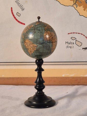MINIATUUR ERNST SCHOTTE GLOBE TERRESTRE par HACHETTE et CIE