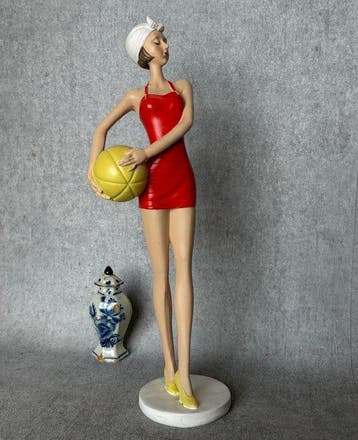 Beeld, Vrouw met bal - 33.5 cm - Hars, Antiek en Kunst