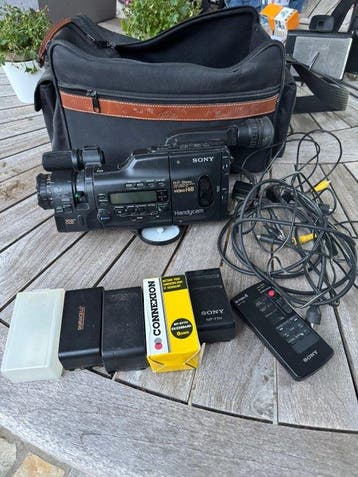 Sony CCD-V600E/PAL Video Hi8 Handycam - 8x Zoom Hi-Fi Stereo