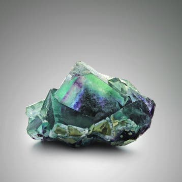 Zeldzaam tweekleurig tweelingkristal. FLUORITE uit