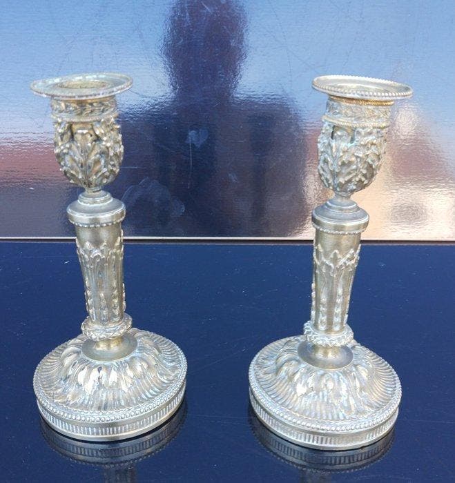 Paire de flambeaux en bronze doré finement ciselé Louis XVI, Antiquités & Art, Curiosités & Brocante