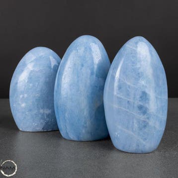 Blauwe calciet-vrije vorm – Zachte elegantie in hemelse