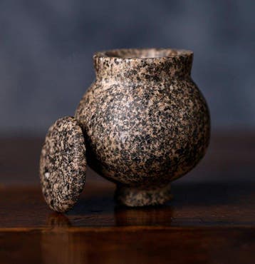 Oud-Egypte, Cosmetische en offerpot van graniet met deksel.