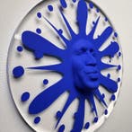 gregos - Blue kissing splash on plexiglas