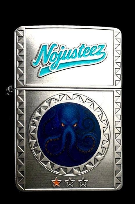 Zippo - Zippo Nojusteez x Tom’s Exclusives Kraken Limited 25, Verzamelen, Rookartikelen, Aanstekers en Luciferdoosjes