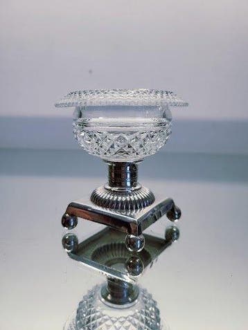 Zoutvat - .800 zilver - met kristallen coupe, Antiek en Kunst
