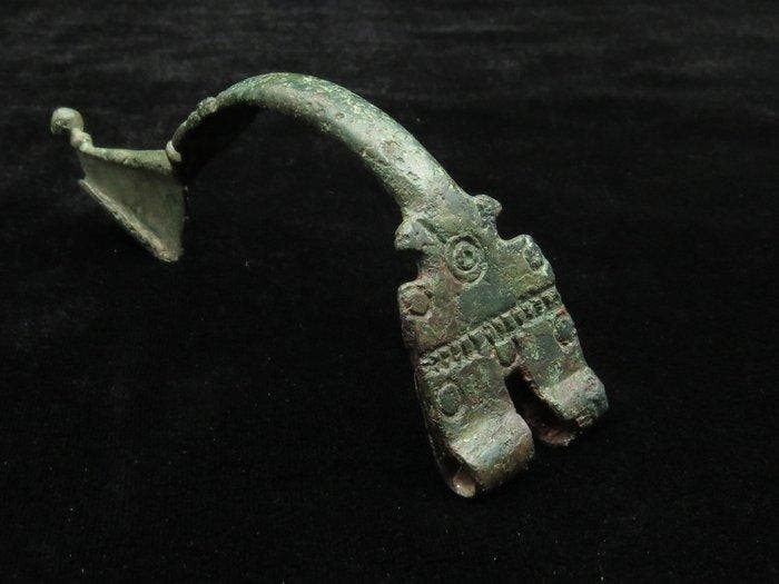 Oud-Romeins Brons gedecoreerde fibula/speld (1x) - 10 cm, Bijoux, Sacs & Beauté, Bijoux anciens