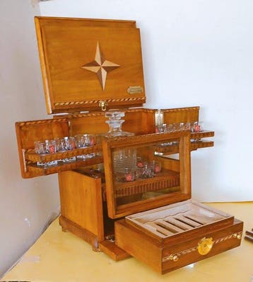 Kast - Cedar - Er is een kleine barkast met humidor.