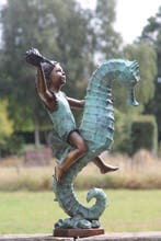Sculpture, fontein meisje op zeepaard - 93 cm - BRONS MARMER