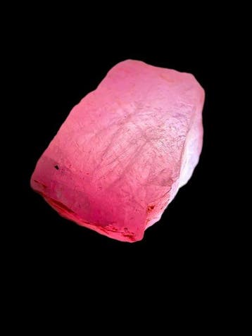 Robijn Ruw. Mozambique Rozeachtig Robijnkristal. 53,60 cts.