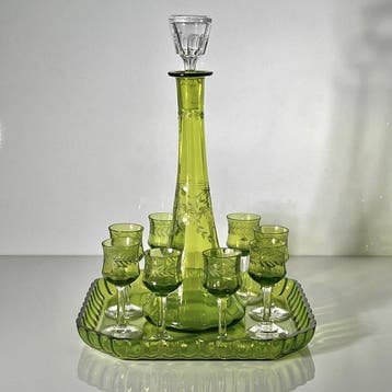 Drinkset (10) - Levendig groen glas - Glas - Likeurset met, Antiek en Kunst