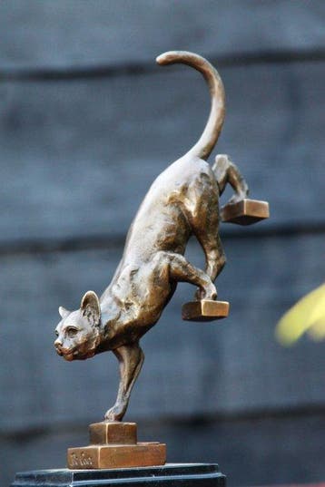 Statue, Kat van de trap - 30 cm - bronze et marbre