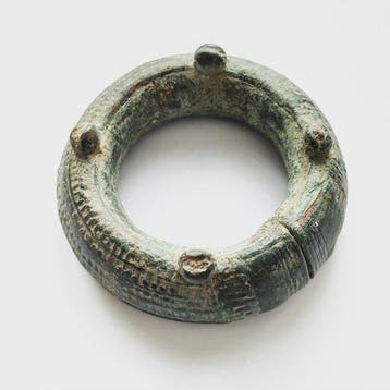 Dong Son Brons Ronde rituele armbandbel met 4 kralen - 94 mm