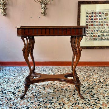Table - Bois - Jambes travaillées avec une gravure de grands