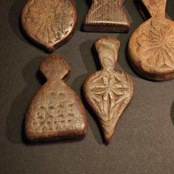 Groep van zeven amuletten - Hout - Afghanistan - Begin 20e