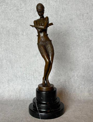 Statue, Exclusief bronzen sculptuur van een “Coy Dancer” -