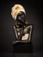 sculptuur, Elegante Afrikaanse damesbuste met goudaccenten –