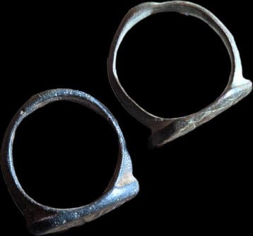 Middeleeuwen, kruisvaardersperiode 2 bronzen ringen (Zonder