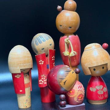 Lot van 5 vintage Japanse creatieve kokeshi-poppen -, Antiek en Kunst