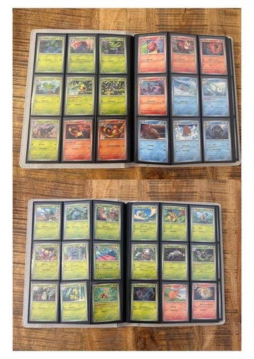 Pokémon - 2 Complete set - Scarlet & Violet - Phantasmal, Hobby en Vrije tijd, Verzamelkaartspellen | Pokémon, Nieuw