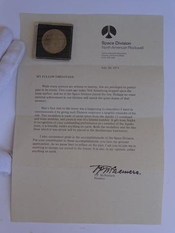 Medaillon Apollo 11 - metaal afkomstig uit de Apollo