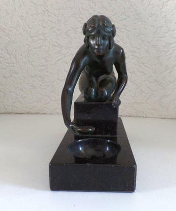 Art Deco Vrouw met kom - Sculpture, Frankrijk - 12.5 cm -