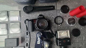 Canon EOS 10 met tal van accessoires Analoge camera