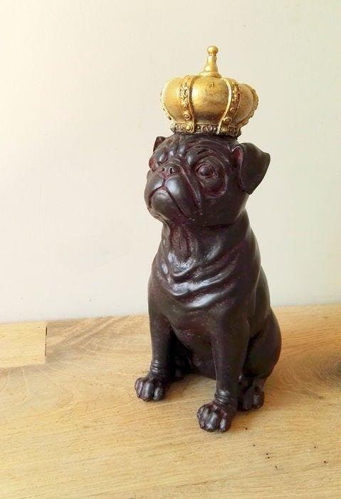 Beeldje - Gekroonde hond - Hars, Antiquités & Art, Curiosités & Brocante