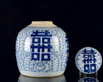 Een grote Chinese blauw-witte gemberpot met deksel met het, Antiek en Kunst